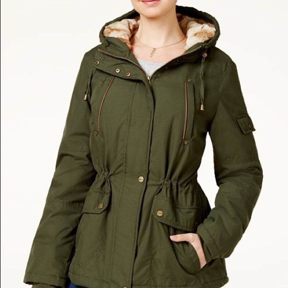 C elebrity Pink
Faux-Fur-Lined Hooded parka